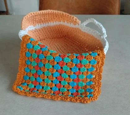 Panier à riz fait main avec couverture pour poupée tricotée – photo 4